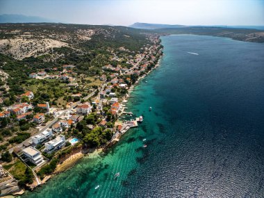 Hırvatistan 'ın Pag Adası' ndaki aynı isimli koyda bulunan Stara Novalja köyünün havadan görünüşü
