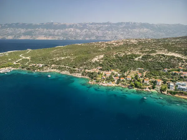 Hırvatistan 'ın Pag Adası' ndaki aynı isimli koyda bulunan Stara Novalja köyünün havadan görünüşü