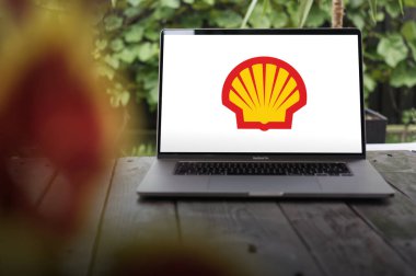 WROCLAW, POLAND - 23 Şubat 2024: Shell logosu, Londra merkezli İngiliz çokuluslu petrol ve gaz şirketi, MacBook Pro Screo 'da sergilendi