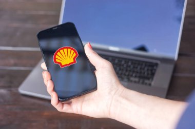 WROCLAW, POLAND - 23 Şubat 2024: Shell logosu, Londra merkezli İngiliz çokuluslu petrol ve gaz şirketi, iPhone ekranında sergilendi