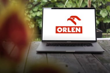 WROCLAW, POLAND - 23 Şubat 2024: Orlen logosu, Polonyalı çok uluslu petrol rafinerisi ve benzin perakendecisi, MacBook Pro ekranında sergilendi