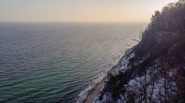 Orowski Kayalıkları Baltık Denizi 'ne ve Orowo, Gdynia, Polonya' daki plaja düşüyor.