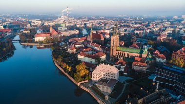 Wroclaw, Polonya 'nın insansız hava görüntüsü. Katedralli Tumski mızrakları.