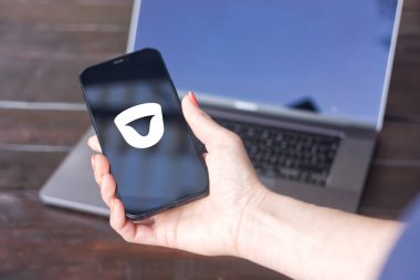 WROCLAW, POLAND - 2 Temmuz 2024: Hataları bulmak ve kod kalitesini arttırmak için Atletizm aracı, iPhone ekranında görüntülendi