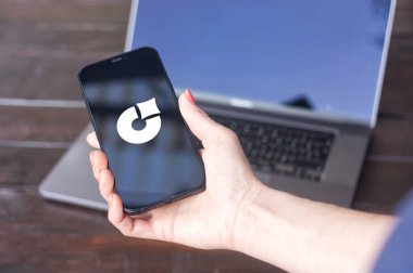 WROCLAW, POLAND - 2 Temmuz 2024: Jira Product Discovery logosu, iPhone ekranında gösterilen planlama ve izleme araçlarıyla çevik ürün gelişimini düzenleyen bir araç