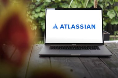 WROCLAW, POLAND - 2 Temmuz 2024: Atlassian logosu, ekipler için güçlü yazılım sağlayan şirket (Jira, Confluence, Bitbucket), MacBook Pro ekranında gösterilen işbirliği ve üretkenliği artırma