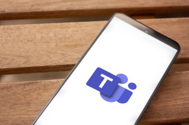 WROCLAW, POLAND - 4 Temmuz 2024: Microsoft Takım logosu, Microsoft tarafından geliştirilen iletişim platformu, akıllı telefon ekranında görüntülendi