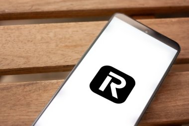 WROCLAW, POLAND - 4 Temmuz 2024: Revolut Business logosu, işletmeler için tasarlanmış finans servisi, akıllı telefon ekranında sergilendi