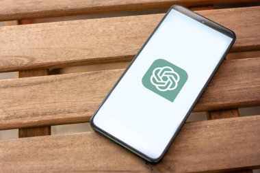 WROCLAW, POLAND - 4 Temmuz 2024: ChatGPT logosu (Chat Generative Pre-trained Transformer), OpenAI tarafından geliştirilen geniş dilli model tabanlı sohbet robotu, akıllı telefon ekranında görüntülendi