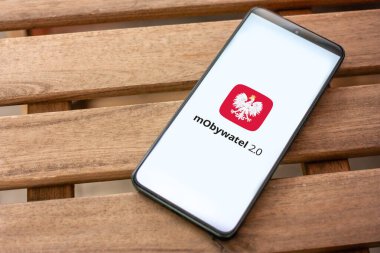 WROCLAW, POLAND - 5 Temmuz 2024: mObywatel 2.0 logosu (dijital hizmet olarak mobil belge sürümleri sunan Polonya uygulaması), akıllı telefon ekranında görüntülendi