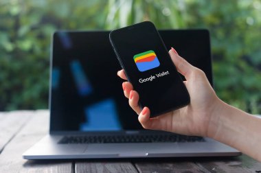 WROCLAW, POLAND - 5 Temmuz 2024: Google Cüzdan logosu, kolay, güvenli ödemeler, depolama kartları için dijital bir cüzdan ve iPhone ekranında hızla gösterilen para gönderme