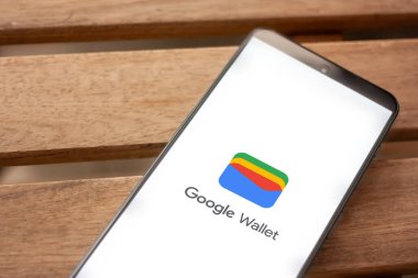 WROCLAW, POLAND - 5 Temmuz 2024: Google Cüzdan logosu, kolay, güvenli ödemeler, depolama kartları için dijital bir cüzdan ve akıllı telefon ekranında hızla gösterilen para gönderme