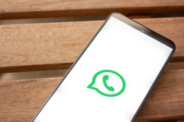 WROCLAW, POLAND - 6 Temmuz 2024: WhatsApp logosu, kullanıcılara mesajlar, sesli mesajlar gönderme, arama yapma ve medyayı kolayca paylaşma olanağı sağlayan mesajlaşma uygulaması, akıllı telefon ekranında görüntülenebilir