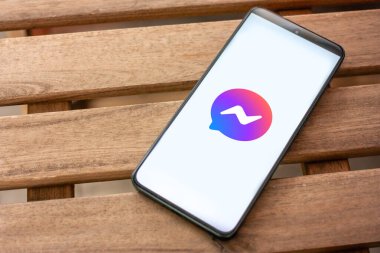 WROCLAW, POLAND - 6 Temmuz 2024: WhatsApp logosu, kullanıcıların MacBook Pro ekranında mesaj, sesli mesaj, arama ve medyayı kolayca paylaşmalarına olanak sağlayan mesajlaşma uygulaması