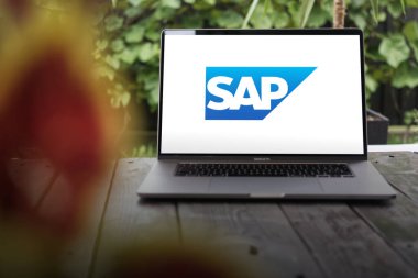 WROCLAW, POLAND - 7 Temmuz 2024: SAP logosu, ticari işlemler ve müşteri ilişkileri için girişim yazılımı yapan şirket, MacBook Pro ekranında dijital dönüşüme olanak sağlıyor