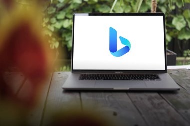 WROCLAW, POLAND - 7 Temmuz 2024: Bing logosu, Microsoft arama motoru web araması, resimler, videolar, haritalar ve MacBook Pro ekranında gösterilen ödüllü haberler