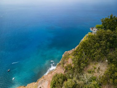 Cabo Giro 'nun insansız hava fotoğrafçılığı - Madeira Adası' nın güney kıyısı boyunca yer alan yüksek bir deniz uçurumunda turist gözleme noktası