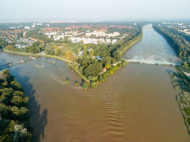 WROCLAW, POLAND - 19 Eylül 2024: Opatowice Barajı ve Bartoszowicki Barajı Wroclaw, Polonya 'daki sel sırasında, Eylül 2024