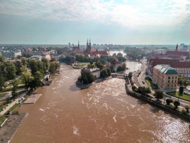 WROCLAW, POLAND - 19 Eylül 2024: Polonya seli sırasında eski Wroclaw kasabası ve Odra Nehri