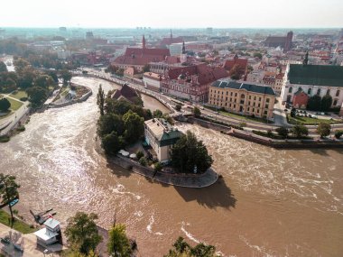 WROCLAW, POLAND - 19 Eylül 2024: Polonya seli sırasında eski Wroclaw kasabası ve Odra Nehri