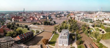 WROCLAW, POLAND - 19 Eylül 2024: Eski Wroclaw kasabası ve Odra Nehri 'nin panoramik fotoğrafı