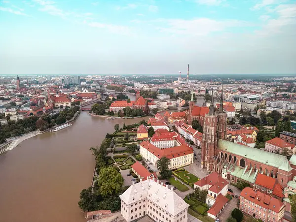 WROCLAW, POLAND - 19 Eylül 2024: Polonya seli sırasında eski Wroclaw kasabası ve Odra Nehri