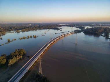 WROCLAW, POLAND - 21 Eylül 2024: Wrocaw Doğu Baypası (Wschodnia Obwidnica Wrocawia) Eylül 2024 'te Polonya' da meydana gelen sel felaketi sırasında