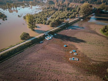 WROCLAW, POLAND - 21 EYLÜL 2024: Wroclaw, Polonya 'da Eylül 2024' te seller sırasında sel setlerinin çökmesi