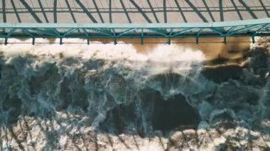 Eylül 2024 'te Wroclaw' daki sel sırasında Odra Nehri ve Bartoszowicki Weir 'in köpüren suları