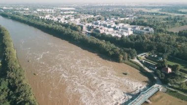 Eylül 2024 'te Polonya' nın Wroclaw kentinde meydana gelen sel felaketinde Olimpia Port Estate ve Bartoszowice Weir