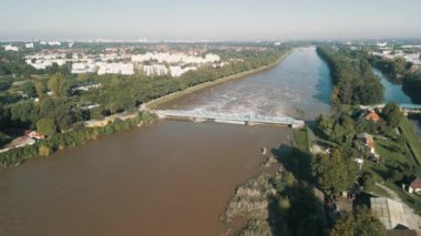 Eylül 2024 'te Polonya' nın Wroclaw kentinde meydana gelen sel sırasında Odra Nehri üzerindeki Bartoszowice Weir