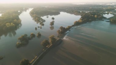 Eylül 2024 'te Wroclaw' daki sel baskını sırasında Odra Nehri 'nin suları sel setlerinin üzerinden akar.