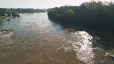 Opatowicki Weir ve Odra Nehri Eylül 2024 'te Wroclaw' daki sel sırasında taştı.