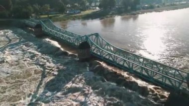 Eylül 2024 'te Wroclaw' da meydana gelen sel sırasında Odra Nehri 'nin suyu ve köpüren suyu Bartoszowicki.