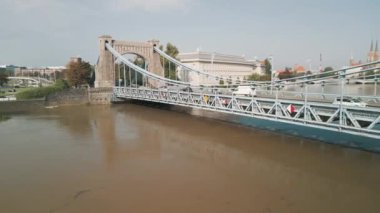 Eylül 2024 'te Polonya' da sel sırasında Wroclaw 'daki Odra Nehri üzerindeki Grunwaldzki Köprüsü