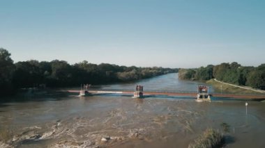 Opatowicki Weir ve Odra Nehri Eylül 2024 'te Wroclaw' daki sel sırasında taştı.