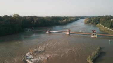 Opatowicki Weir ve Odra Nehri Eylül 2024 'te Wroclaw' daki sel sırasında taştı.