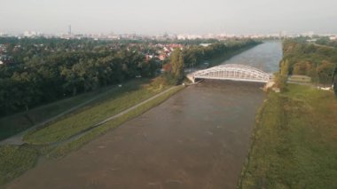 Eylül 2024 'te Polonya' da seller sırasında Wroclaw 'daki Odra Nehri üzerindeki Jagielloskie Köprüleri