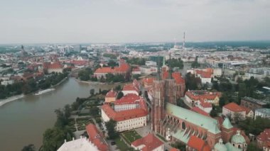 Eylül 2024 'te Polonya' da meydana gelen sel sırasında Wroclaw 'daki Katedral Adası ve Eski Şehir' deki Aziz John Katedrali.