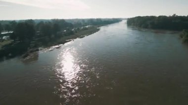 Bartoszowicki Weir ve Odra Nehri Eylül 2024 'te Polonya' da sel baskını sırasında taşar.