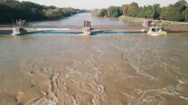 Opatowicki Weir ve Odra Nehri Eylül 2024 'te Wroclaw' daki sel sırasında taştı.