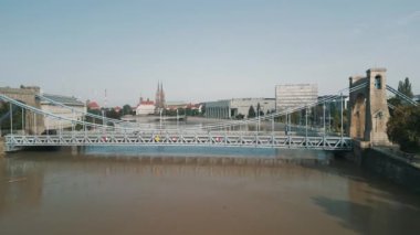 Eylül 2024 'te Polonya' da sel sırasında Wroclaw 'daki Odra Nehri üzerindeki Grunwaldzki Köprüsü