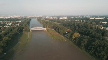 Jagielloskie Köprüleri ve Wroclaw 'daki Odra Nehri Eylül 2024' te Polonya 'da seller sırasında taştı.