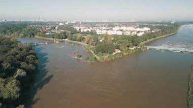 Opatowicki ve Bartoszowicki, Eylül 2024 'te Polonya' da seller sırasında Wroclaw 'daki Odra Nehri üzerinde toplandı.