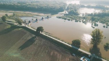 Eylül 2024 'te Polonya' nın Wroclaw kentindeki sel sırasında Odra-Widawa kanalındaki baraj.