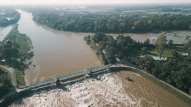 Opatowicki ve Bartoszowicki, Eylül 2024 'te Polonya' da seller sırasında Wroclaw 'daki Odra Nehri üzerinde toplandı.