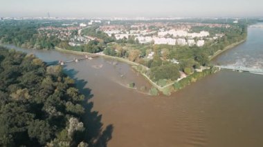 Opatowicki ve Bartoszowicki, Eylül 2024 'te Polonya' da seller sırasında Wroclaw 'daki Odra Nehri üzerinde toplandı.