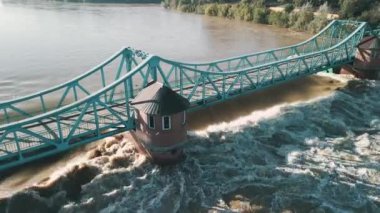 Eylül 2024 'te Polonya' nın Wroclaw kentinde meydana gelen sel sırasında Bartoszowicki vadisindeki Odra Nehri 'nin köpüklü suyu.