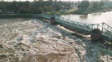 Eylül 2024 'te Polonya' nın Wroclaw kentinde meydana gelen sel sırasında Bartoszowicki vadisindeki Odra Nehri 'nin köpüklü suyu.