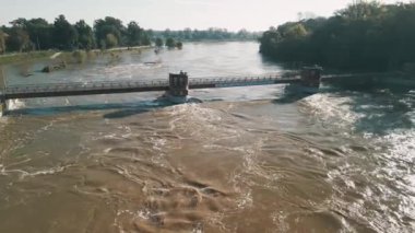Eylül 2024 'te Polonya' nın Wroclaw kentindeki sel sırasında Odra Nehri 'nin Opatowice Weir' daki yükselen suyu.